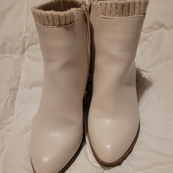 Small heeled boota - Picture 3 of 3